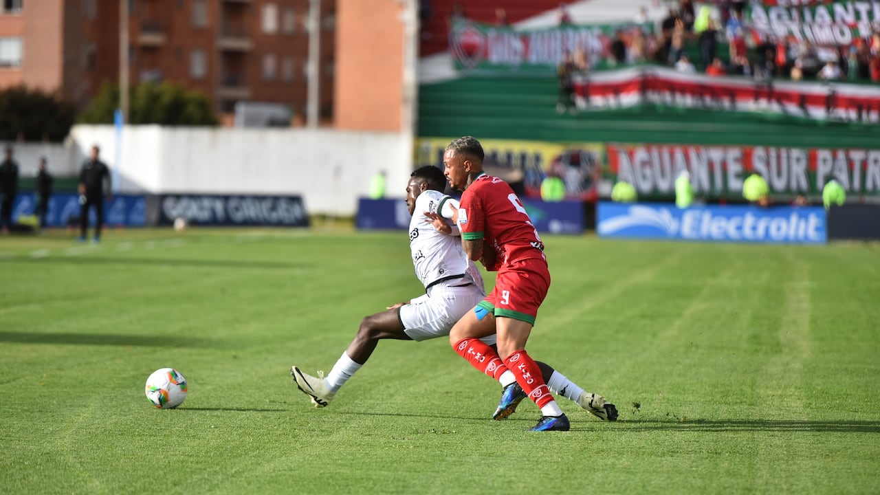 Patriotas y Deportivo Cali juegan por la fecha 12 de la Liga Betplay 2024-II, en el estadio La Independencia de Tunja.