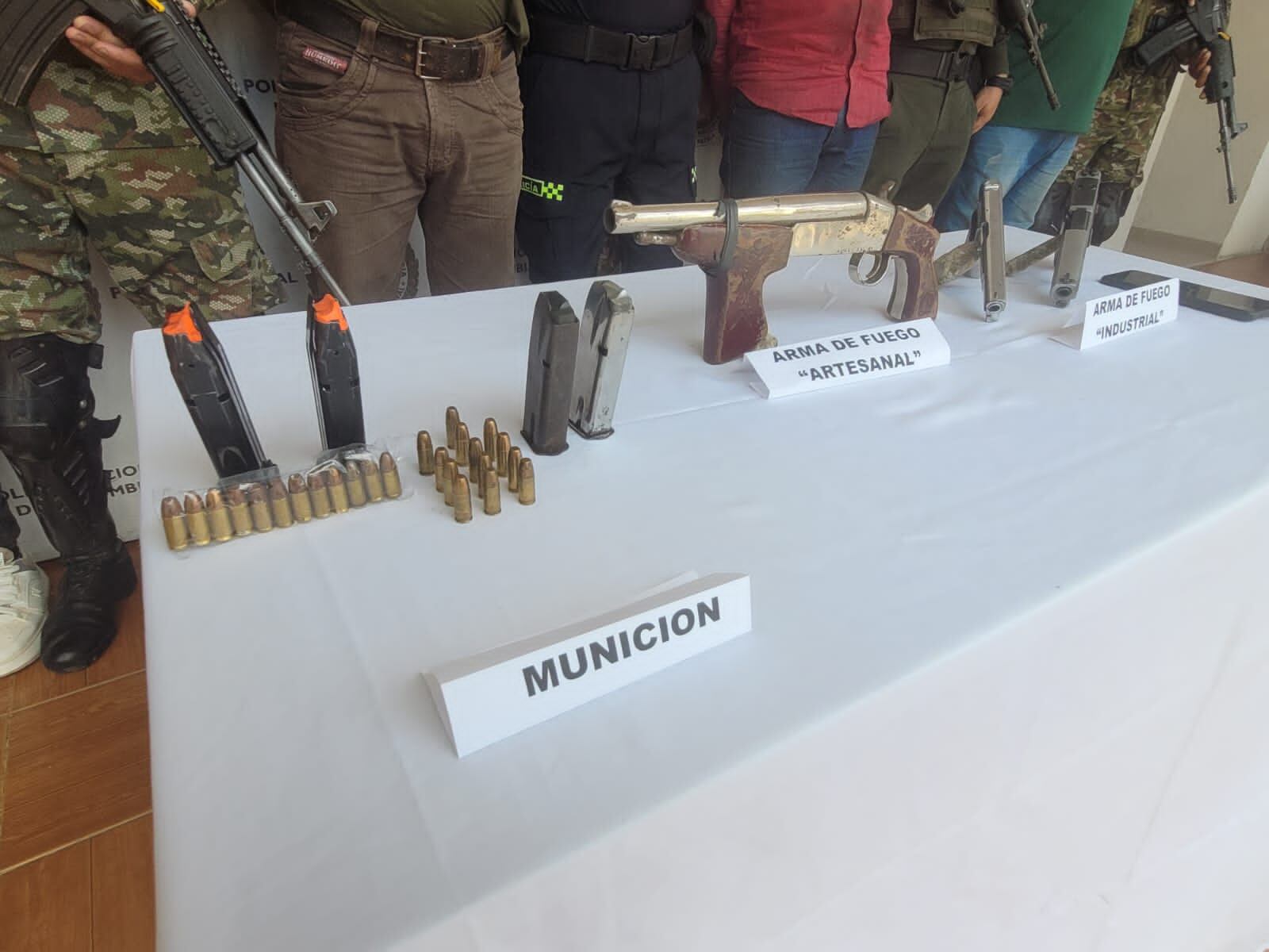 Material de guerra decomisado a las disidencias de las Farc.