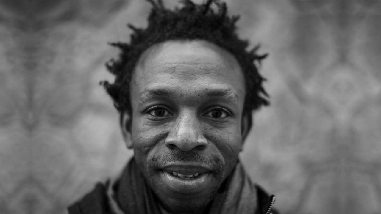 Umar ha enviado computadores a Ghana para que los niños de su aldea conozcan el mundo sin arriesgar sus vidas en el desierto o en el océano.