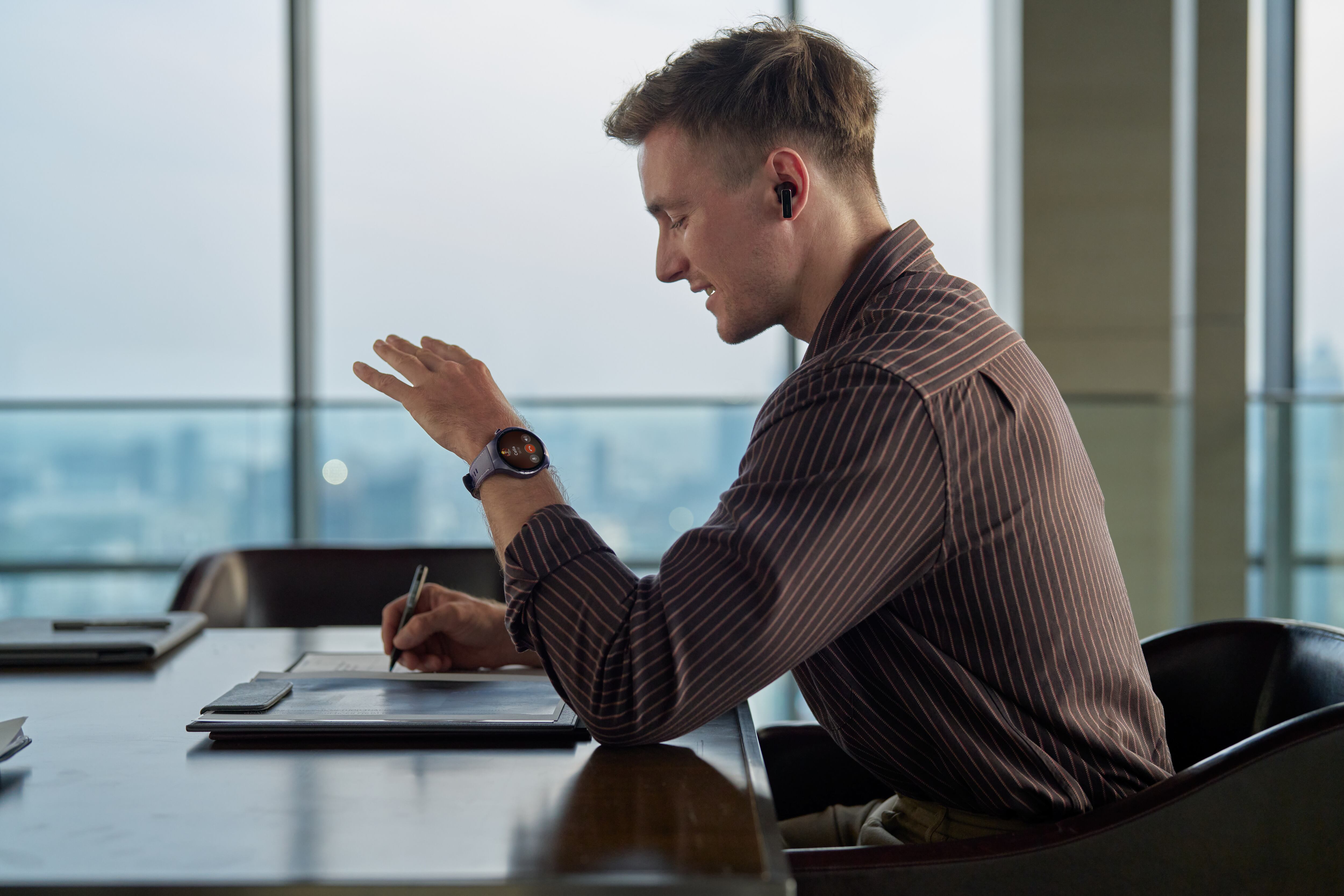 El HUAWEI WATCH 5 recoge la información de las actividades físicas y de los hábitos cotidianos, la analiza y señala aquellos aspectos para mejorar la condición de salud.