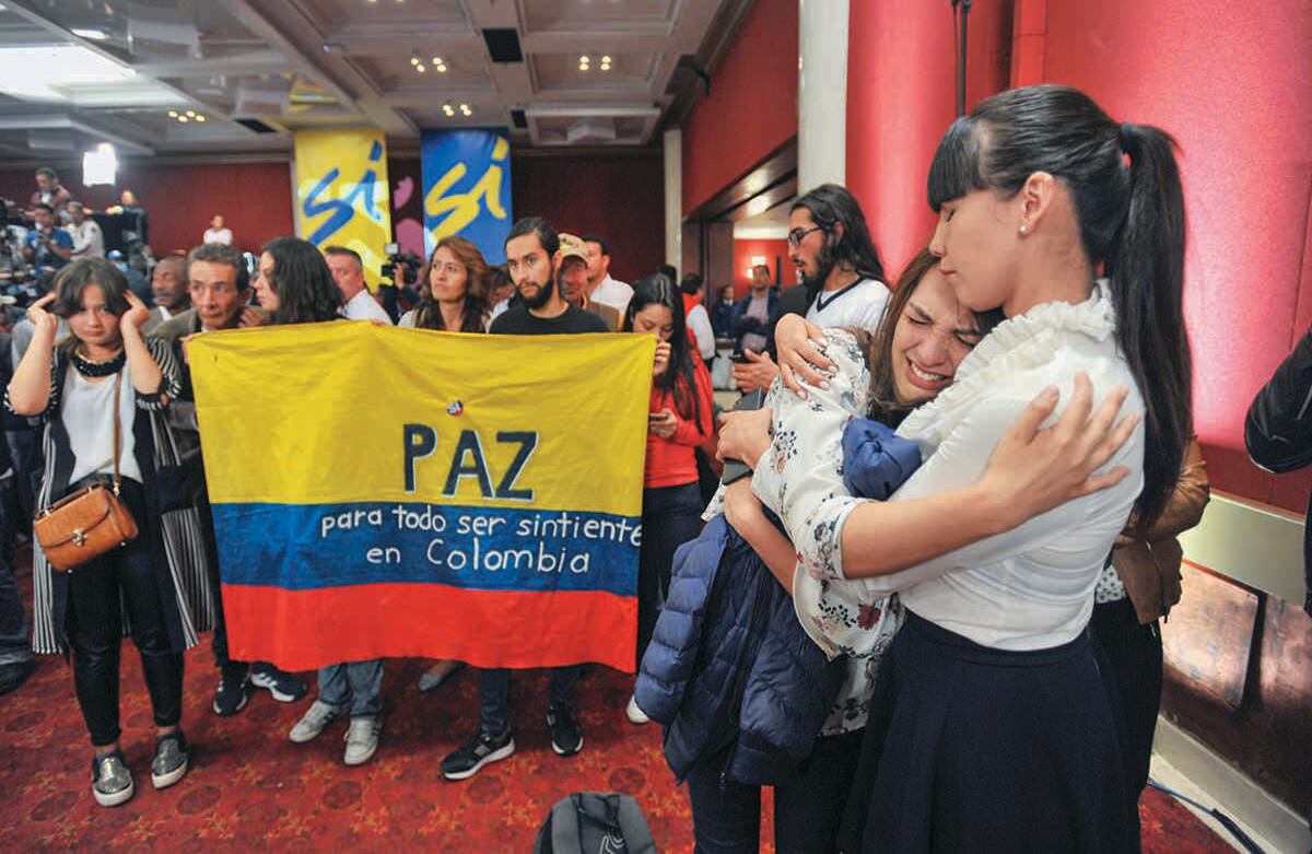 Contrario a cualquier pronóstico, el rechazo al proceso de paz superó el 50 % sobre el 49 % que se fue con el Sí. El 3 de octubre fue el día de mayor resaca nacional para muchos colombianos fue confuso y difícil precisar las consecuencias inmediatas de la decisión. En ese momento, el resultado dejó al presidente Juan Manuel Santos sin la posibilidad de implementar los acuerdos. Foto: Carlos Julio Martínez / Semana.