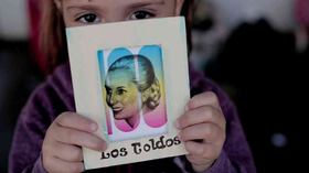 Lariza Monia sostiene un dibujo de Evita en Los Toldos, lugar de nacimiento de la mítica política. Foto: AP-Natacha Pisarenko