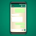 Los cambios en WhatsApp dejarían reenviar a un máximo de cinco chats o grupos los mensajes normales, así lo indica el portal Xatakandroid. Foto: Getty images.