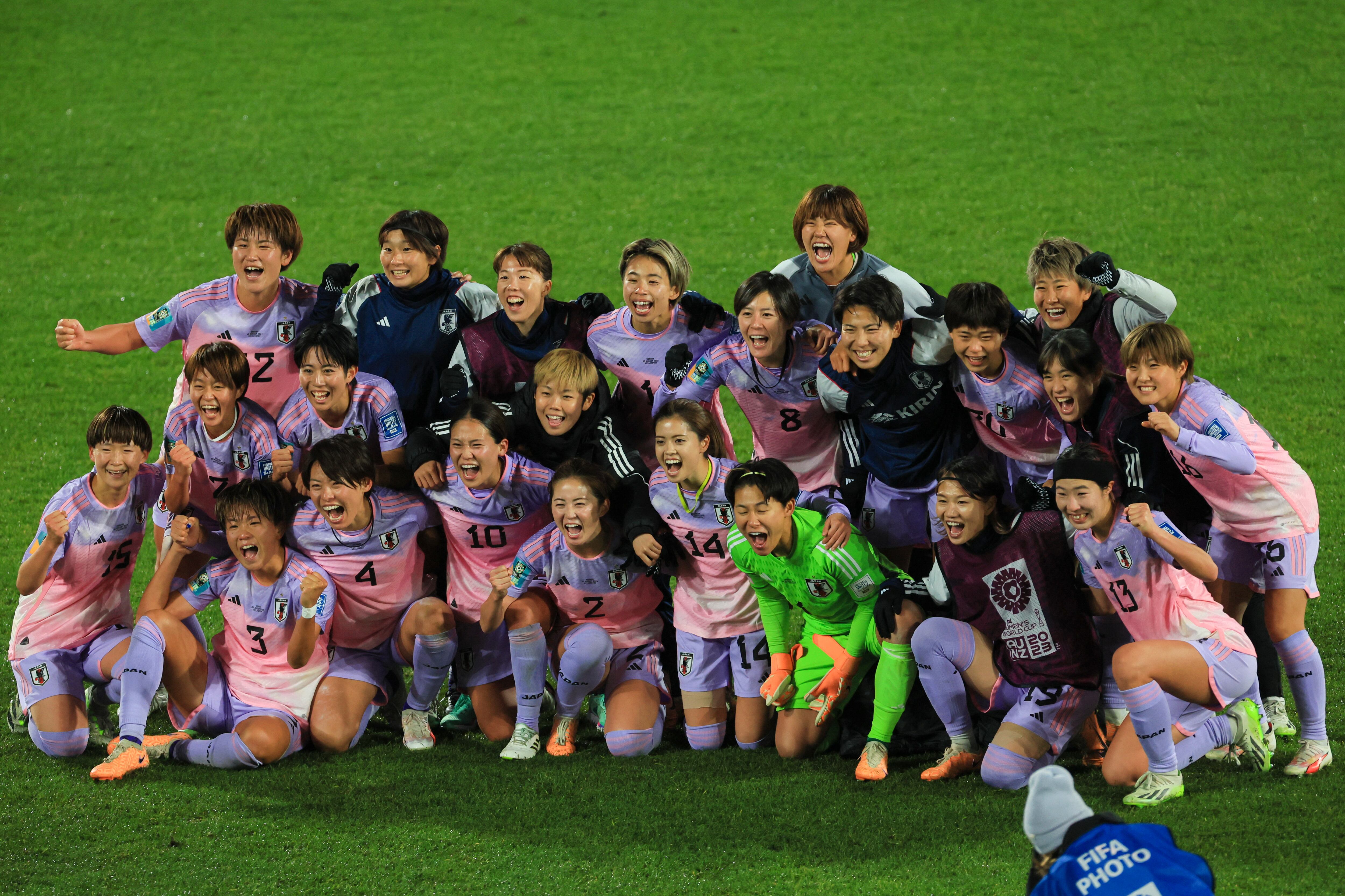 Jugadoras de Japón celebran la clasificación a cuartos del Mundial Femenino.
