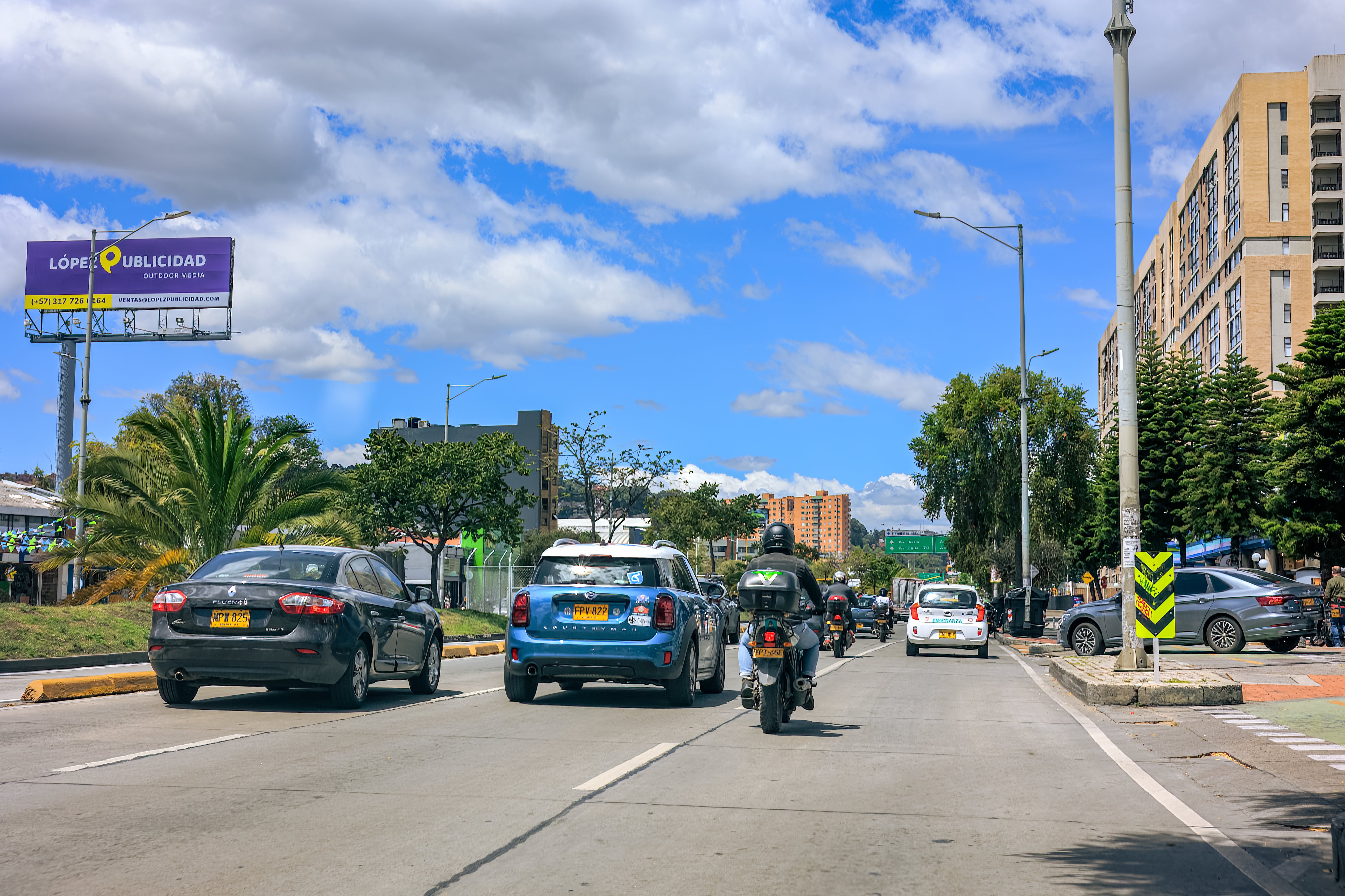 Los conductores pueden adquirir permisos por día, mes o semestre para quedar exentos de la medida de pico y placa.