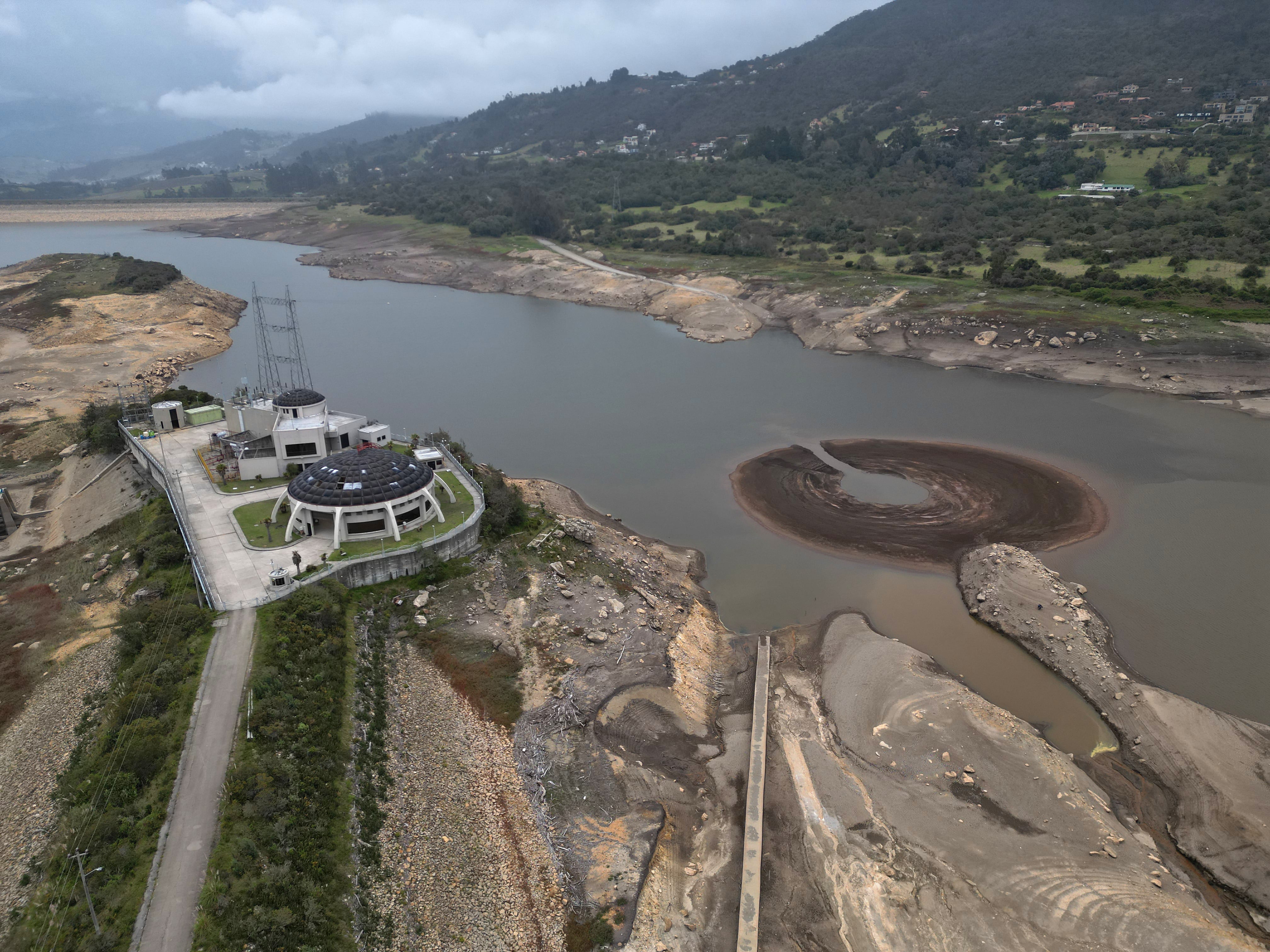Embalse de San Rafael en el municipio de La Calera con nivel bajo a causa del fenómeno de El Niño
Abril 8 del 2024
Foto Guillermo Torres Reina / Semana