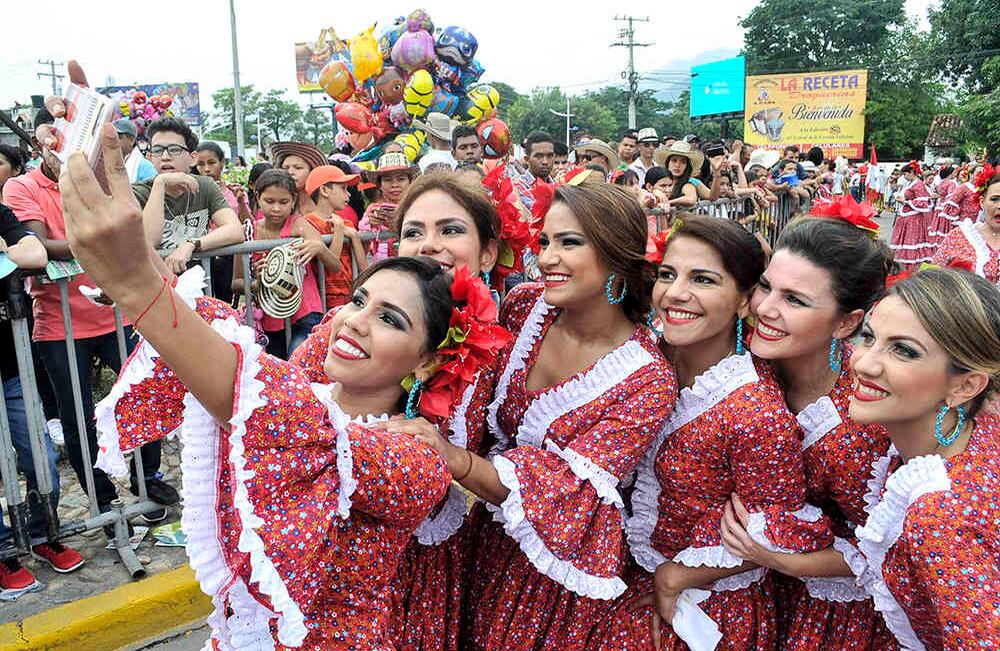 Varias mujeres vestidas de piloneras se hacen una foto jueves 27 de abril de 2017 en Valledupar, durante el desfile de apertura del quincuagésimo festival de la Leyenda Vallenata.  Foto: Carlos Julio Martínez/ Enviado Especial de Semana