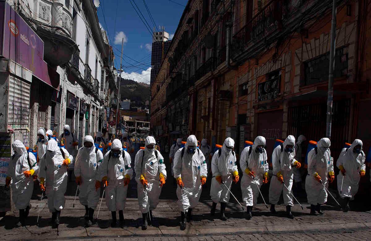 Operarios municipales de La Paz hacen su tarea de fumigar las calles como precaución contra el coronavirus. Era el 2 de abril. Bolivia confirmó la primera muerte por covid-19: una mujer de 78 años que tuvo fallo respiratorio. Foto: Juan Karita/ AP