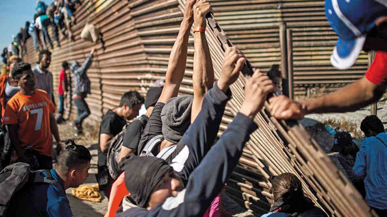 Desde finales de noviembre migrantes de la caravana intentan trepar o derribar la frontera entre México y Estados Unidos en el cruce de El Chaparral, en Tijuana. Lo hacen para evitar quedarse en México mientras procesan sus solicitudes de asilo.