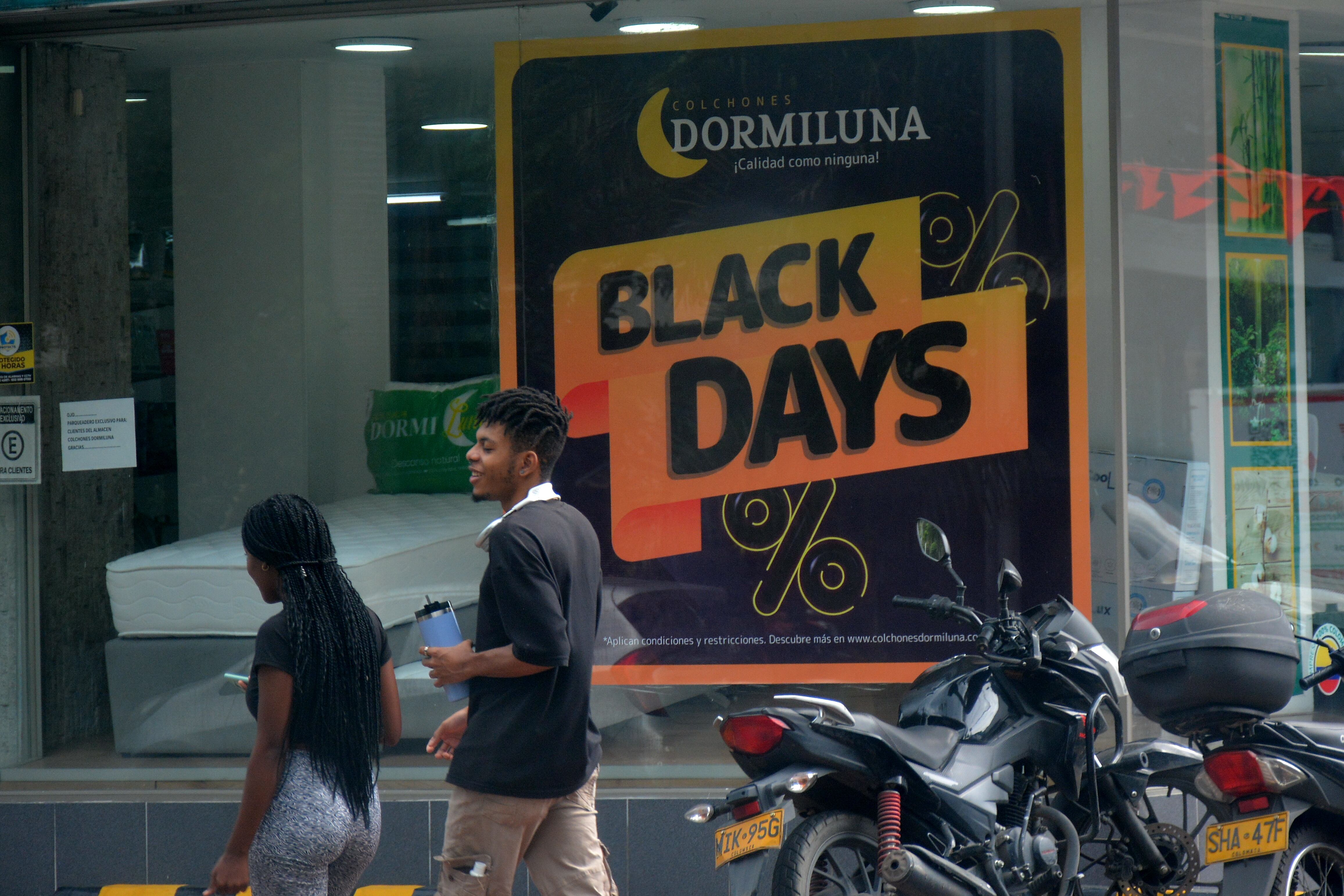 El comercio en Cali, se prepara para fin de semana de descuentos con el Black friday. 26 de noviembre de 2024. Foto Jorge Orozco / El País.