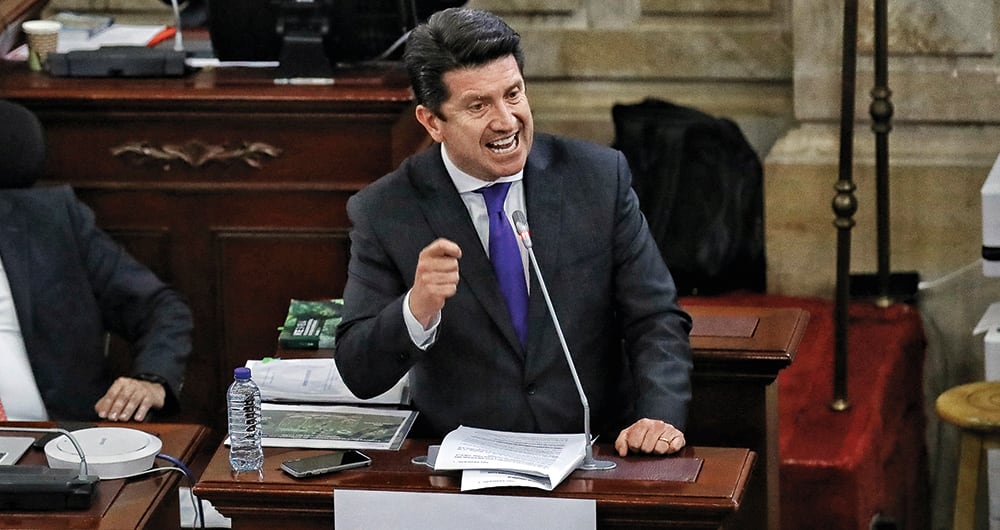 El entonces ministro de Defensa, Diego Molano, fue citado a debate de moción de censura que fracasó. Él defendió el operativo.  No obstante, el documento de la Procuraduría advierte la posible responsabilidad del comando superior, que ordenó el ataque.  