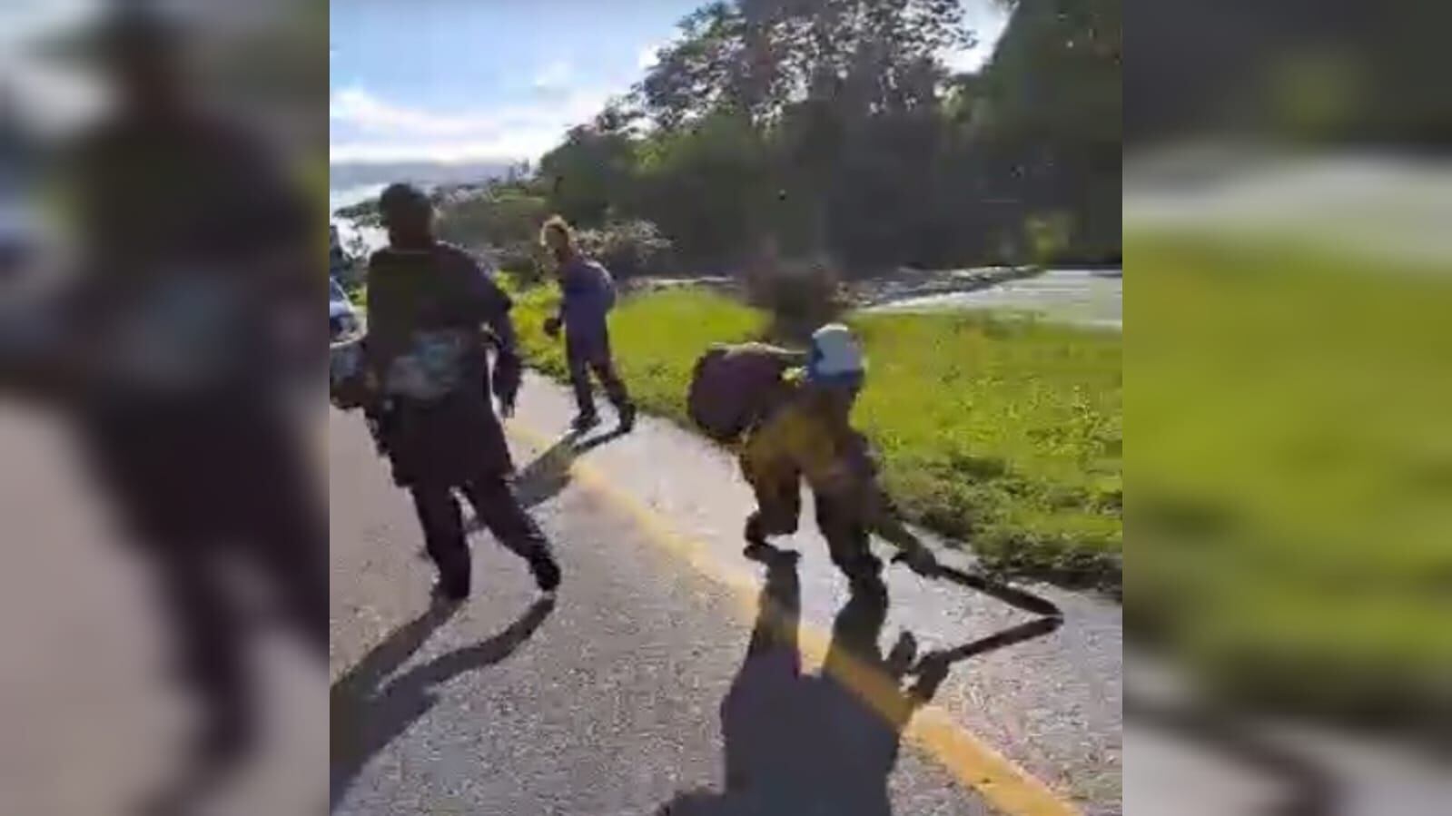 Dos hombres y una mujer que abordaron ilegalmente un vehículo de carga