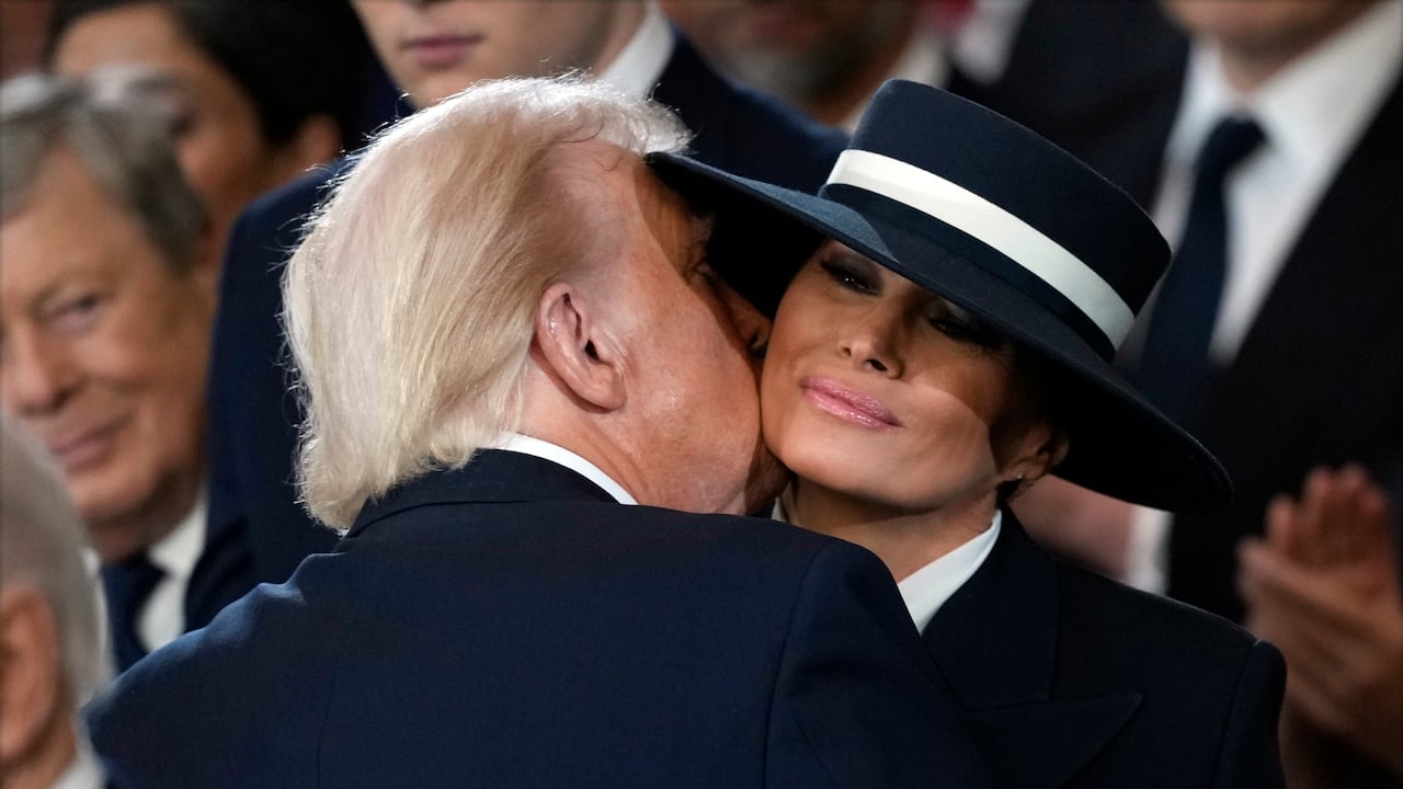 Donald Trump intenta besar a Melania Trump al finalizar su juramentación.