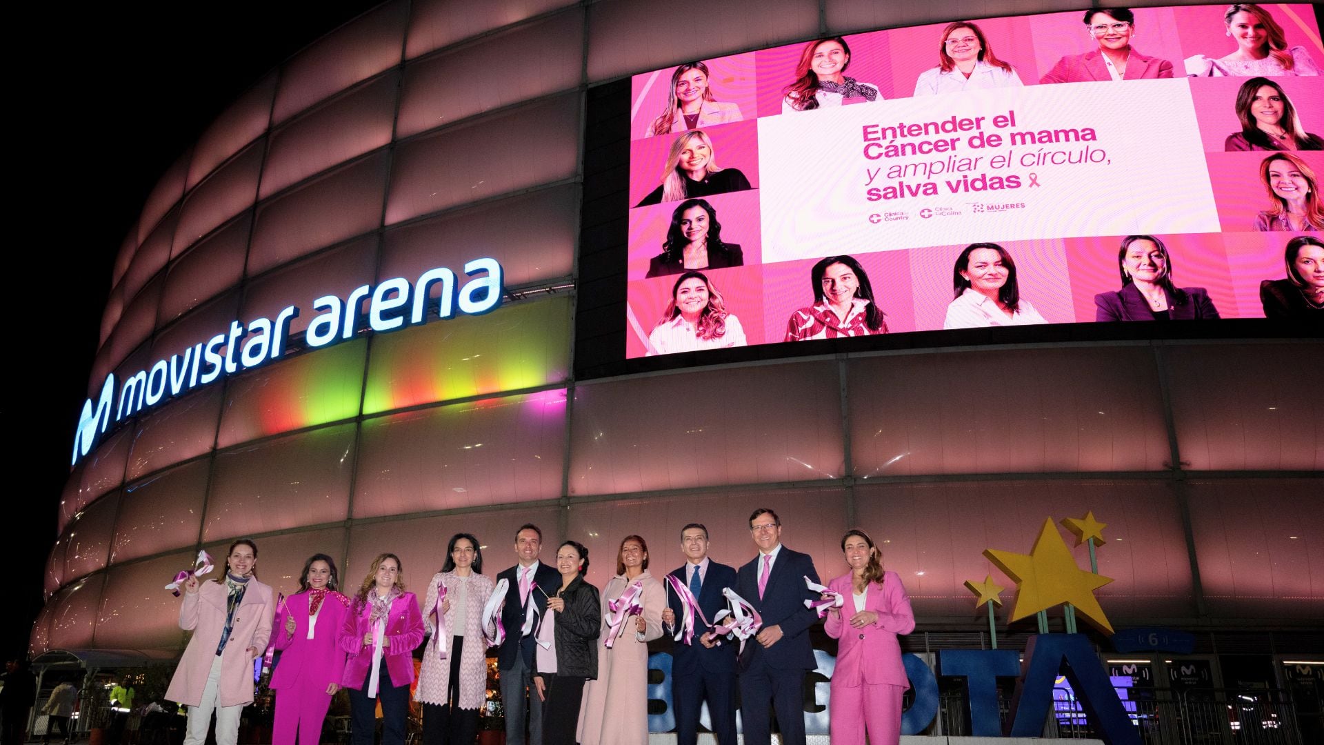 Durante el encendido de la pantalla, varias de las mujeres afiliadas, así como el grupo médico de las clínicas y personal administrativo, familiares y amigos, se reunieron para visibilizar la importancia de difundir el mensaje a través de estos escenarios como un acto simbólico de acompañamiento emocional a todas las mujeres que hoy enfrentan tratamientos oncológicos y como un llamado para aquellas que aún no han acudido a sus controles preventivos.