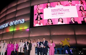 Durante el encendido de la pantalla, varias de las mujeres afiliadas, así como el grupo médico de las clínicas y personal administrativo, familiares y amigos, se reunieron para visibilizar la importancia de difundir el mensaje a través de estos escenarios como un acto simbólico de acompañamiento emocional a todas las mujeres que hoy enfrentan tratamientos oncológicos y como un llamado para aquellas que aún no han acudido a sus controles preventivos.