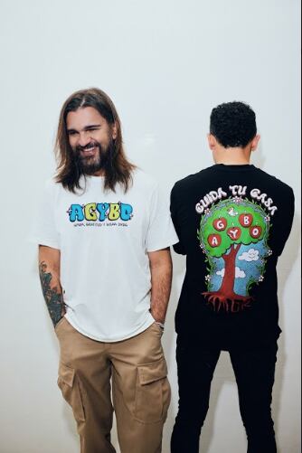 Juanes y Fonseca con ropa AGYBO
