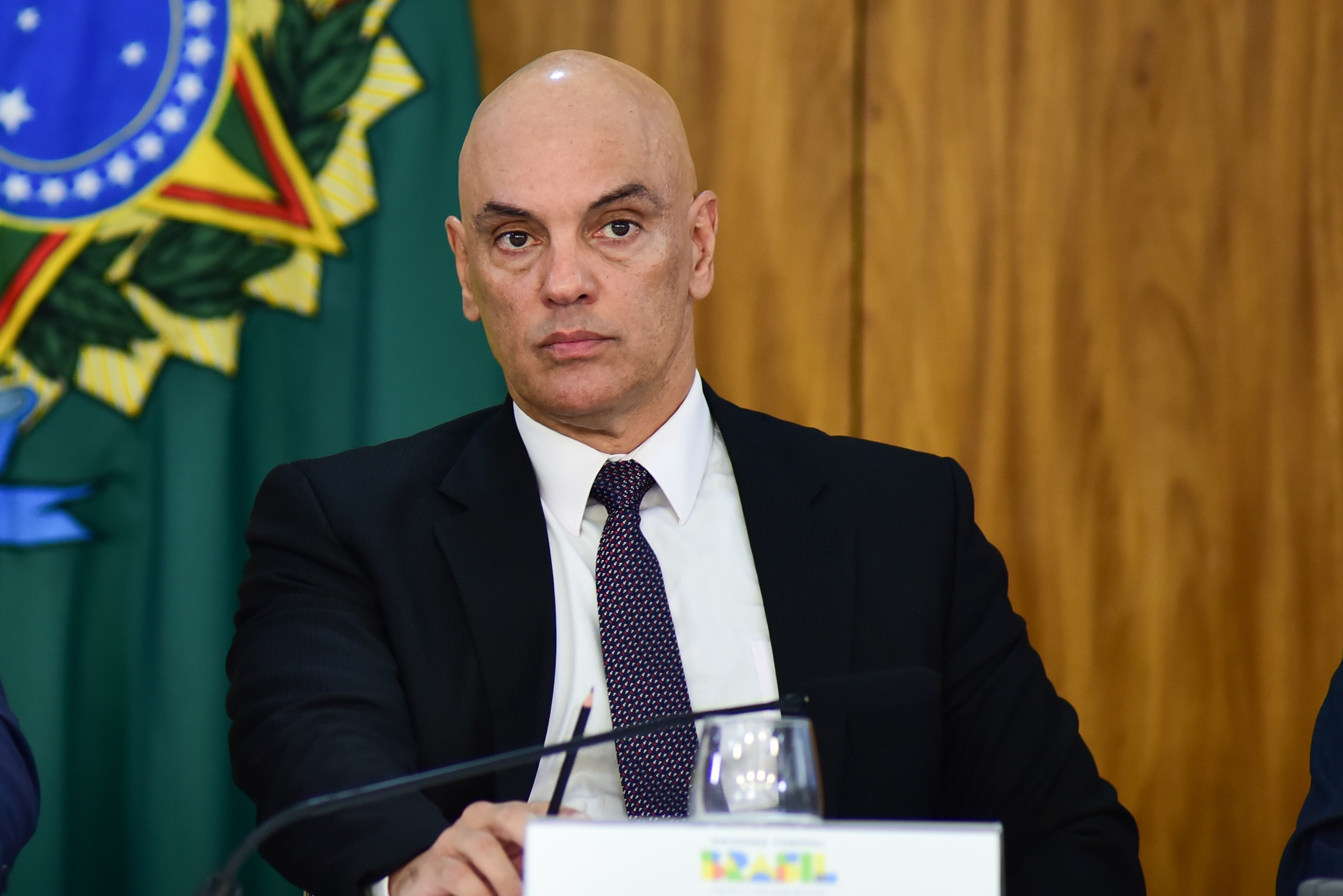 El presidente del Tribunal Superior Electoral (TSE), ministro Alexandre de Moraes, asiste a una reunión con los jefes de los tres poderes, gobernadores, alcaldes y ministros para discutir acciones contra la violencia en las escuelas brasileñas en el Palacio del Planalto