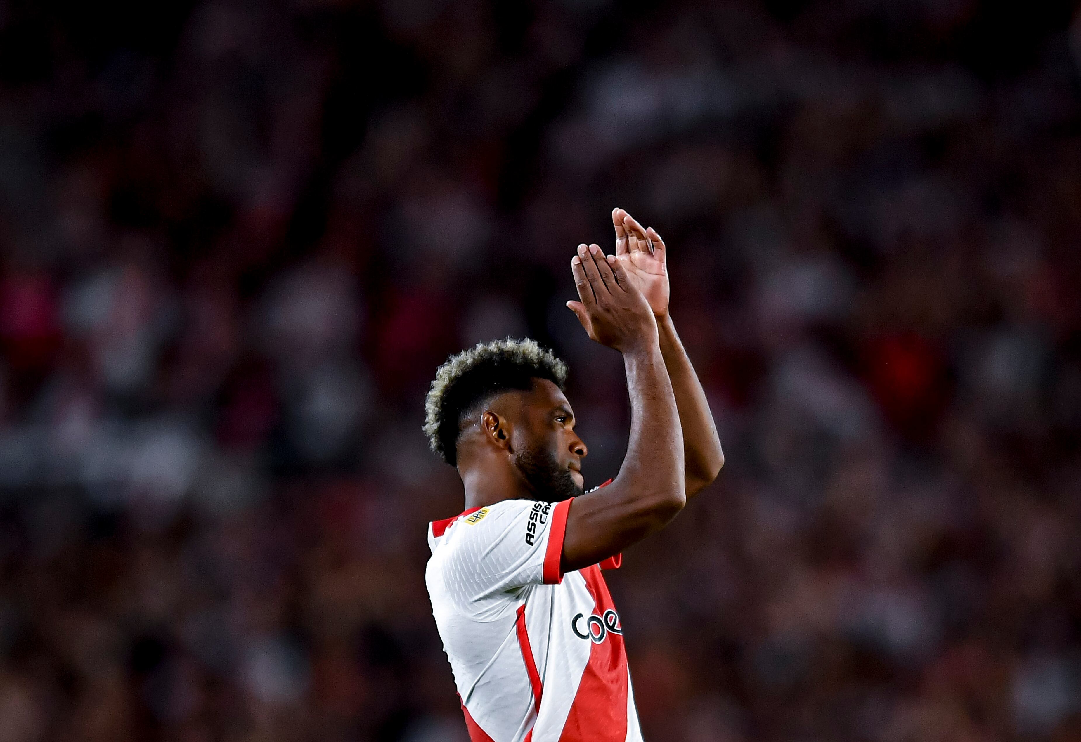 BUENOS AIRES, ARGENTINA – 4 DE FEBRERO: Miguel Borja de River Plate saluda a los fanáticos después de ser reemplazado durante un partido del grupo A de la Copa de la Liga 2024 entre River Plate y Vélez Sarsfield en el Estadio Mas Monumental Antonio Vespucio Liberti el 4 de febrero de 2024 en Buenos Aires ,Argentina. (Foto de Marcelo Endelli/Getty Images)