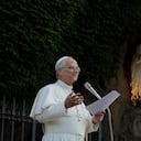 El Santo Padre saluda a los artistas y comisarios reunidos en el Vaticano, a quienes exhortó a renovar la alianza entre la Iglesia y el mundo de la cultura. Foto: Vatican Media