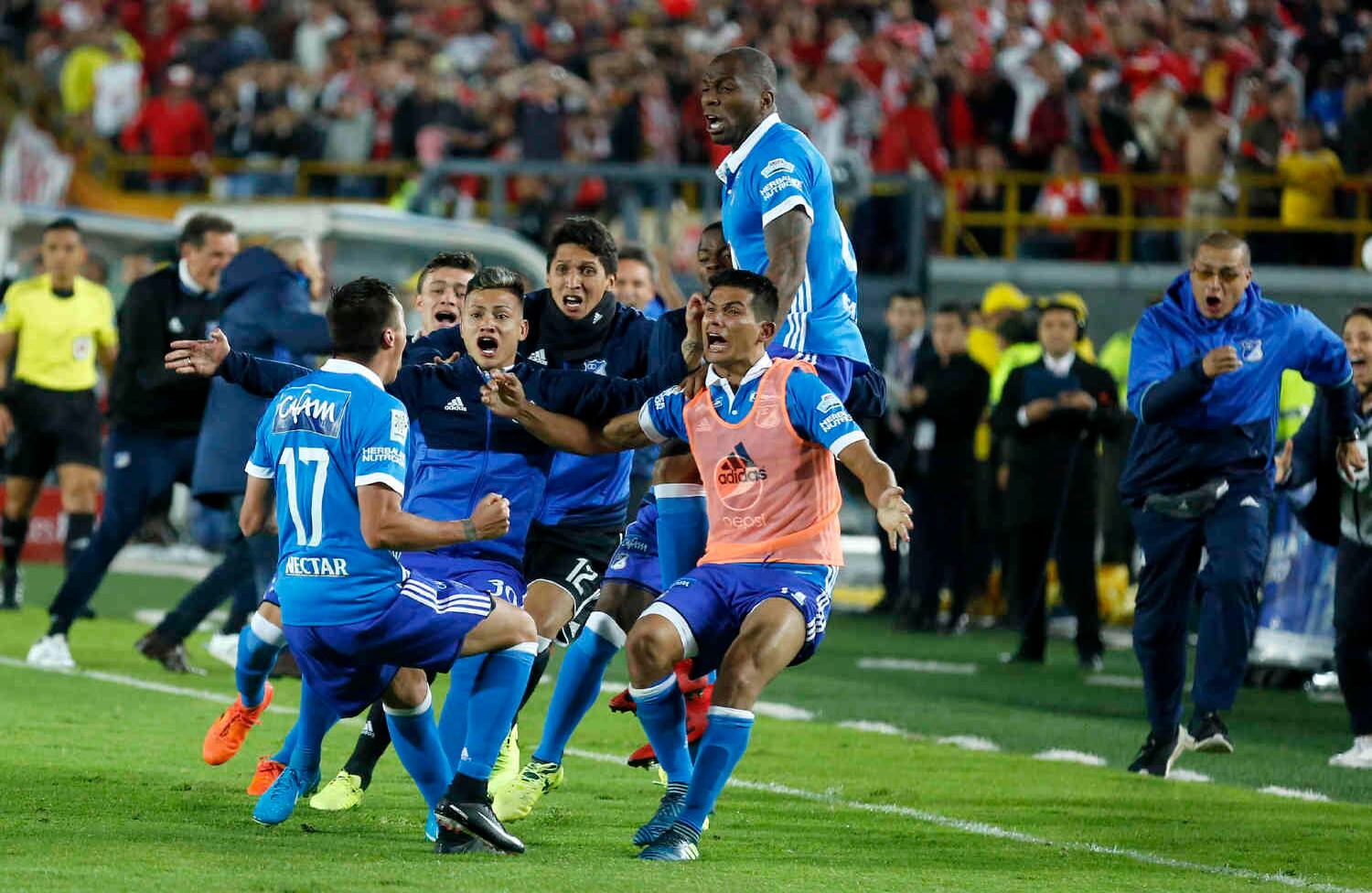 Los jugadores azules sabían de la importancia de este título y así celebraron el segundo gol. Foto: Daniel Reina / SEMANA