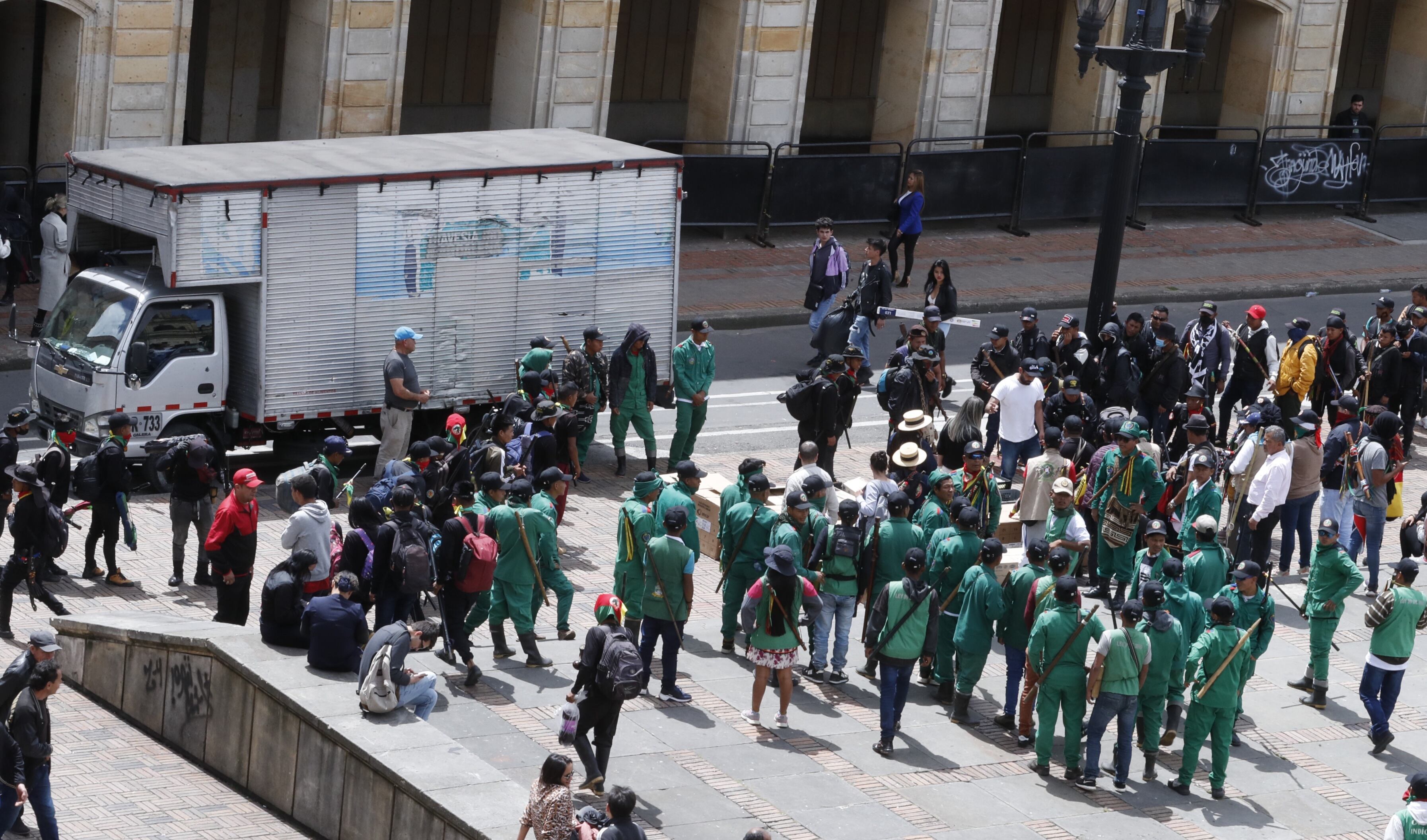 Guardia Indígena en las afueras del Congreso - Plenaria Plan de Desarrollo