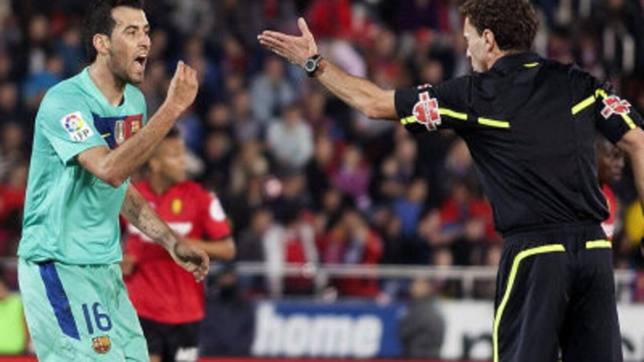 El centrocampista del FC Barcelona Sergio Busquets protesta una acción arbitral en su partido ante el RCD Mallorca.