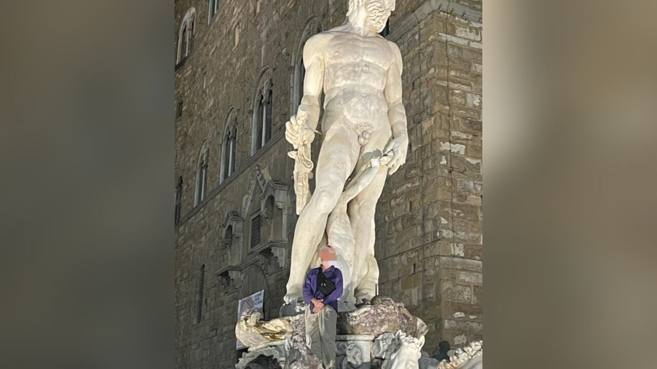 El hombre subió hasta dentro de la fuente para tomarse una fotografía.