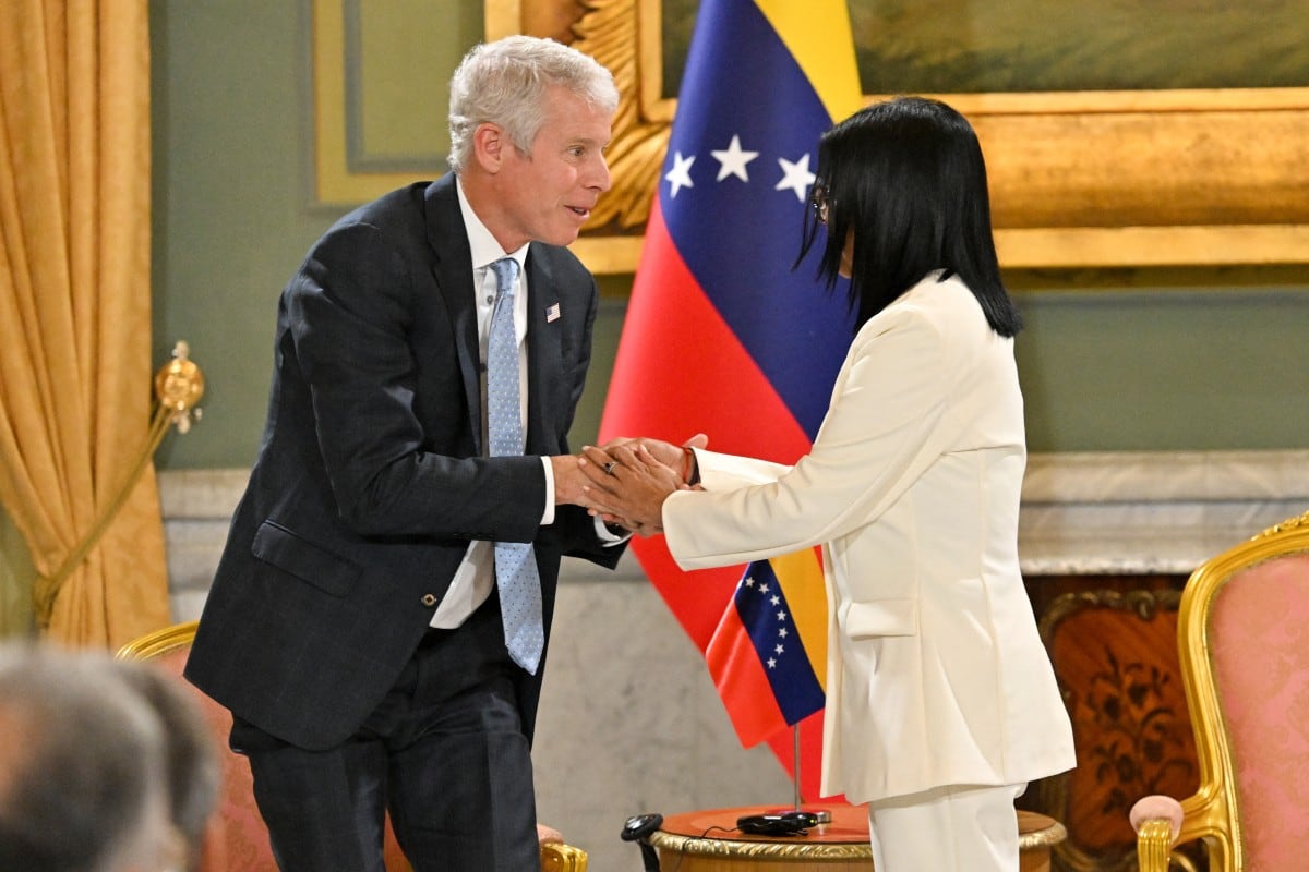 El secretario de Energía de Estados Unidos, Chris Wright, y la presidenta interina de Venezuela, Delcy Rodríguez, se dan la mano durante la firma de un acuerdo petrolero en el Palacio Presidencial de Miraflores, Caracas.