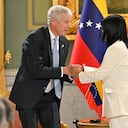 El secretario de Energía de Estados Unidos, Chris Wright, y la presidenta interina de Venezuela, Delcy Rodríguez, se dan la mano durante la firma de un acuerdo petrolero en el Palacio Presidencial de Miraflores, Caracas.