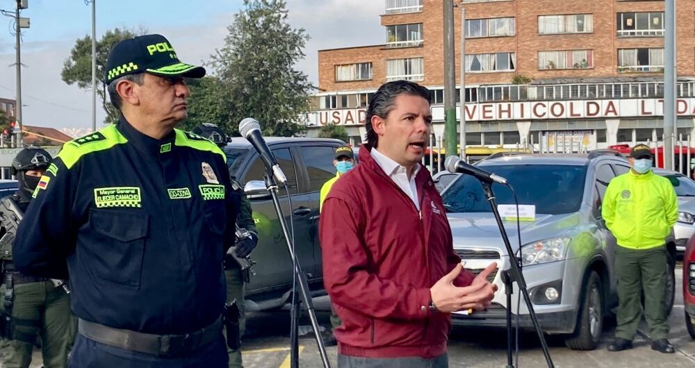 Comandante de la Policía Metropolitana de Bogotá, general Eliécer Camacho y el secretario de Seguridad, Aníbal Fernández de Soto.