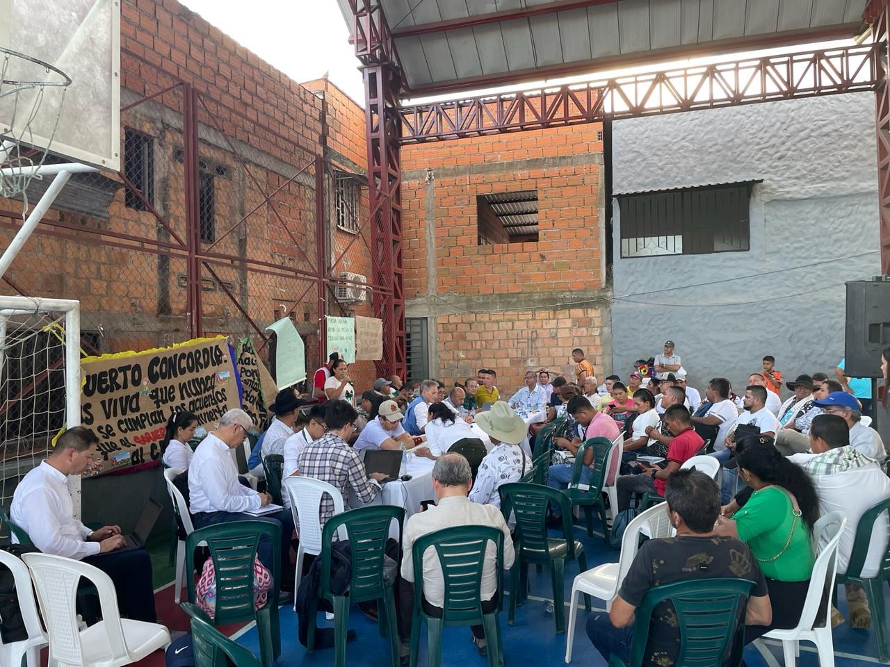 Las delegaciones del Gobierno Nacional y del Estado Mayor Central de las Farc reunidas en el municipio de puerto Concordia, en el Meta.