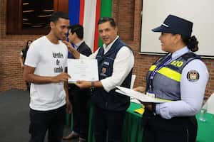 El alcalde Jorge Iván Ospina entregó a los jóvenes las actas que certifican la capacitación como reguladores de tránsito.