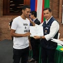 El alcalde Jorge Iván Ospina entregó a los jóvenes las actas que certifican la capacitación como reguladores de tránsito.