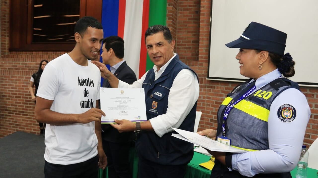 El alcalde Jorge Iván Ospina entregó a los jóvenes las actas que certifican la capacitación como reguladores de tránsito.