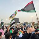 Miembros de la comunidad siria en Libia celebran en Trípoli el 8 de diciembre de 2024, después de que los rebeldes liderados por islamistas declararan que habían tomado la capital de Siria. (Foto de AFP)