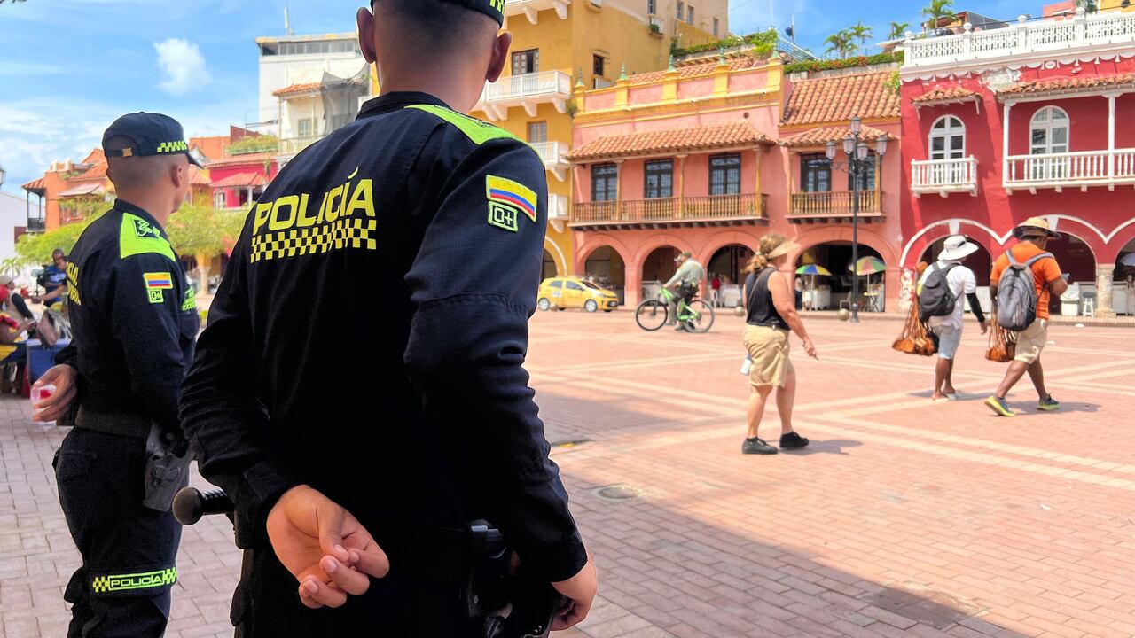 Policías haciendo controles en Cartagena.