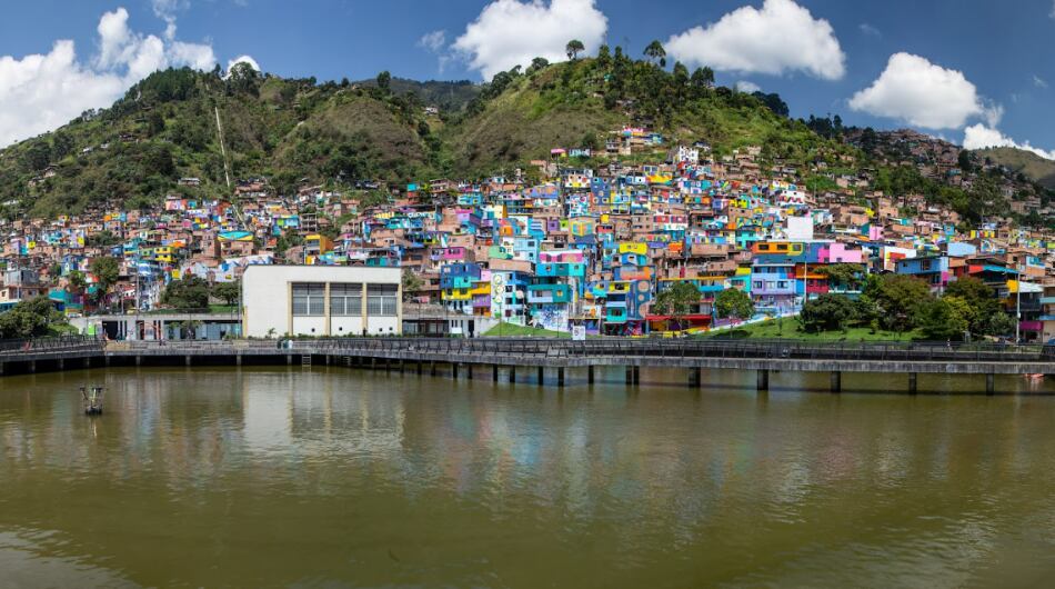 Mural de 'Constelaciones' en la comuna Manrique de Medellín.