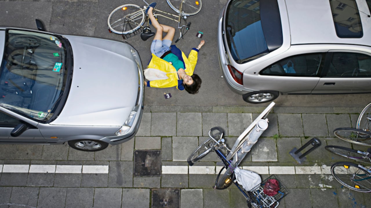 Un Acura Sedan se dirigía hacia el este en East Bay St. acercándose a un cruce de peatones en Old Venice Rd mientras una ciclista viajaba hacia el norte.