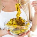 NO HAY QUE CULPARSE POR PECAR EN UNA COMIDA. CONVIENE PESARSE A DIARIO Y COMER DE TODO CON MODERACIÓN