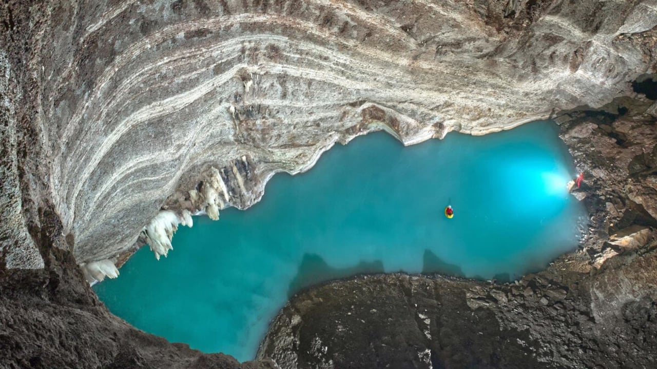 El lago termal bajo tierra más grande del mundo se llama Neurón y está en Albania.