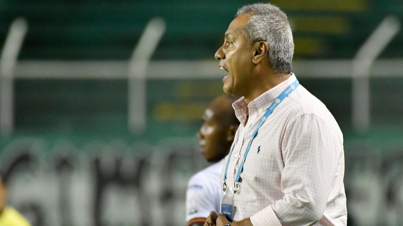 Hernán Torres en medio del partido entre pijaos y verdiblancos