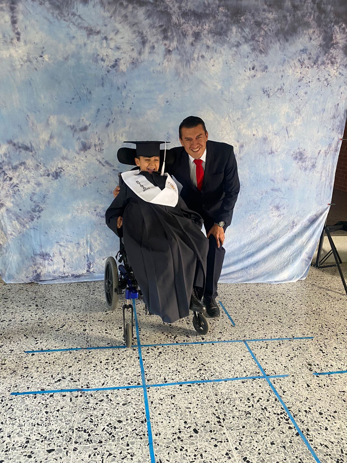 Juan Diego Ayala, con su profesor de matemáticas