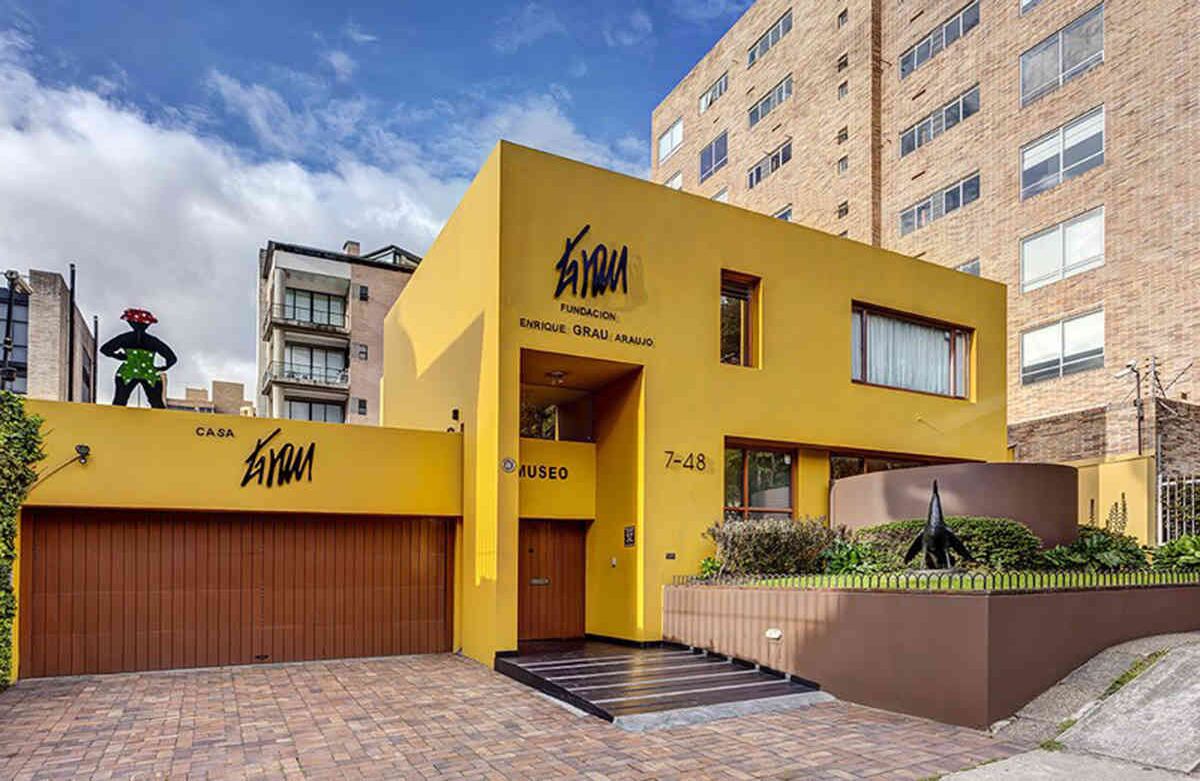 Casa Grau: Pese a que nació en Panamá, Enrique Grau era de nacionalidad colombiana y fue aquí donde desarrolló su obra, una de las más importantes para el arte del país en el siglo XX. Su obra es amplia e incluye pinturas, esculturas, dibujos, murales y hasta escenografías teatrales. Murió en 2004 y la casa del barrio El Chicó ( Calle 94 No 7-98) donde vivió sus últimos 20 años fue adecuada como una especie de museo. Allí se expone gran parte de su obra, pero también la de otros artistas. Foto: wp.com