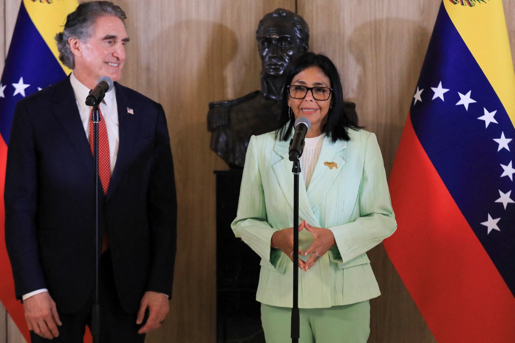 Esta fotografía, difundida por la oficina de prensa de la Presidencia venezolana, muestra a la presidenta interina de Venezuela, Delcy Rodríguez (der.), hablando junto al secretario del Interior de EE. UU., Doug Burgum, durante la ceremonia de firma de un documento en el Palacio Presidencial de Miraflores, Caracas, el 5 de marzo de 2026.