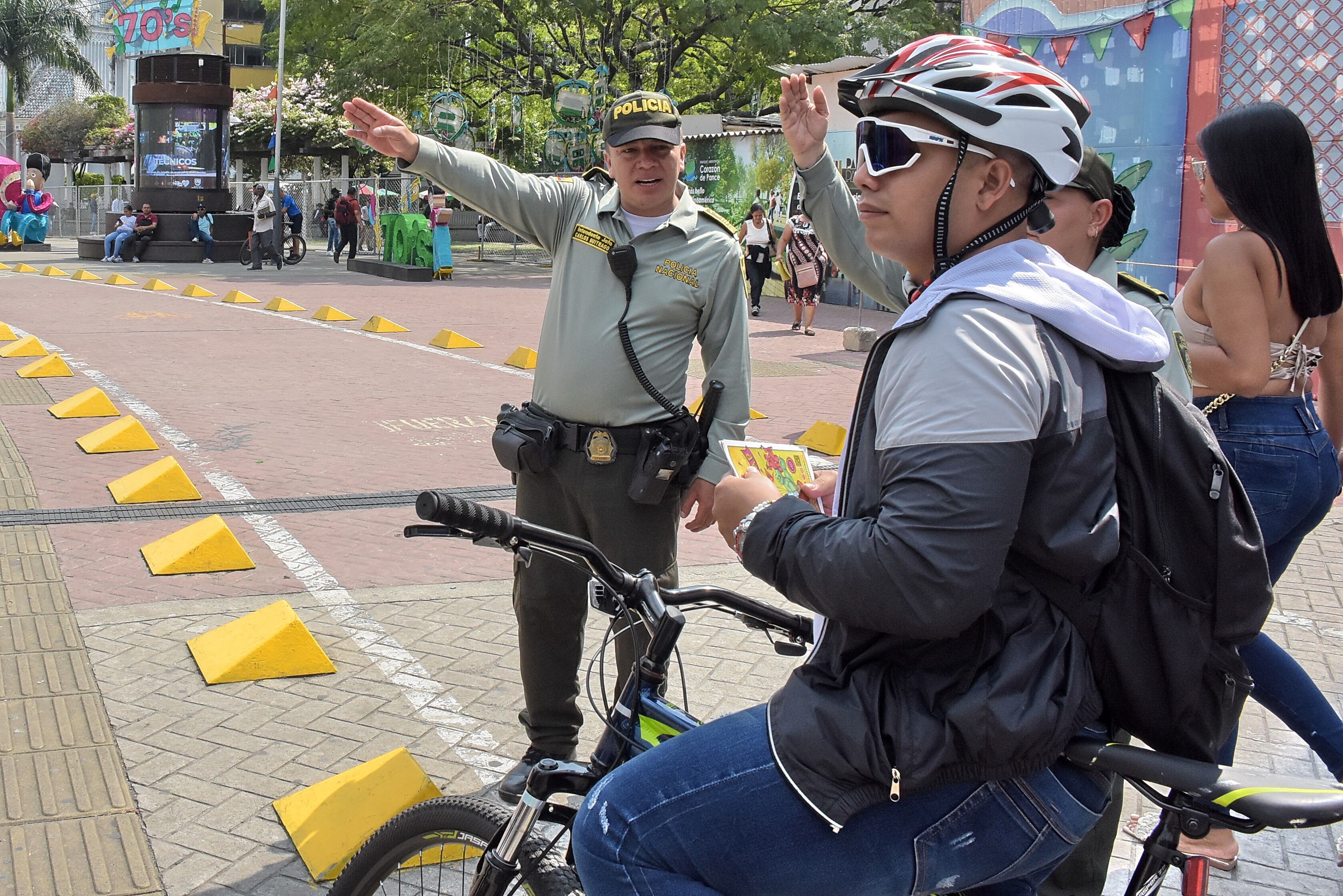La Policía hace presencia en diferentes sectores de la ciudad para brindarle confianza y seguridad a la ciudadanía caleña en esta temporada decembrina que comienza.