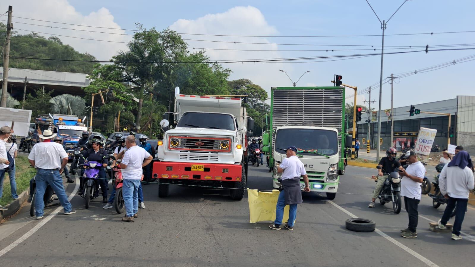 Bloqueada la vía Cali-Yumbo, a la altura del cruce a Dapa, por protestas relacionadas con el catastro