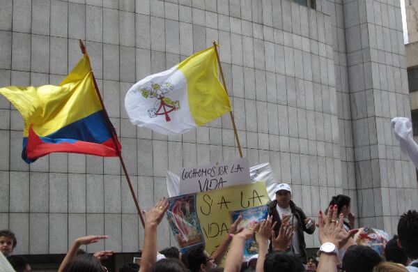 La bandera papal del Estado Vaticano ondeó durante toda la mañana frente a la procuraduría y en la plaza de Bolivar.