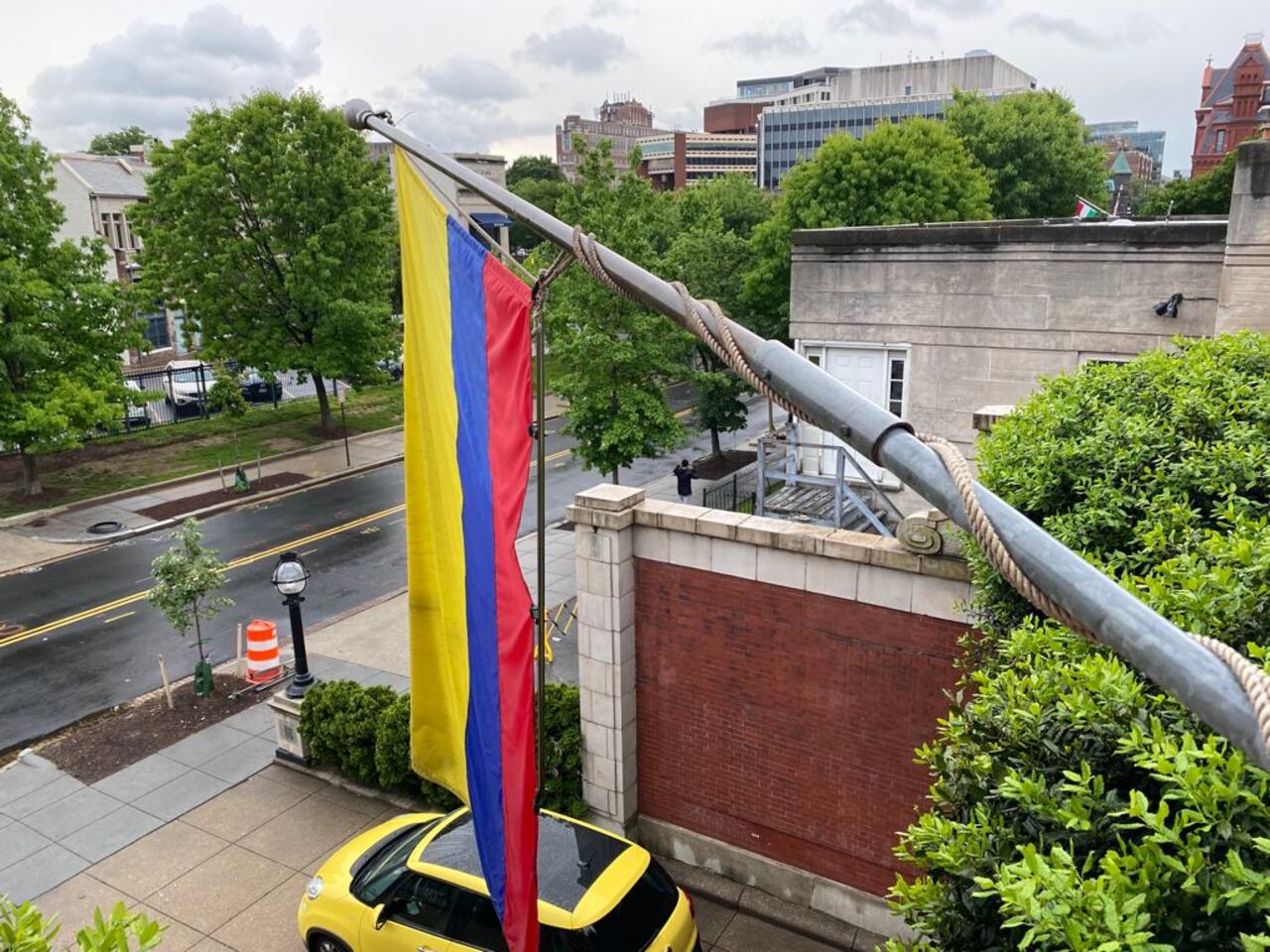 La casa del embajador de Colombia en Washington fue vandalizada con pintura.