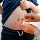 Chico tomando una inyección de insulina en el estómago