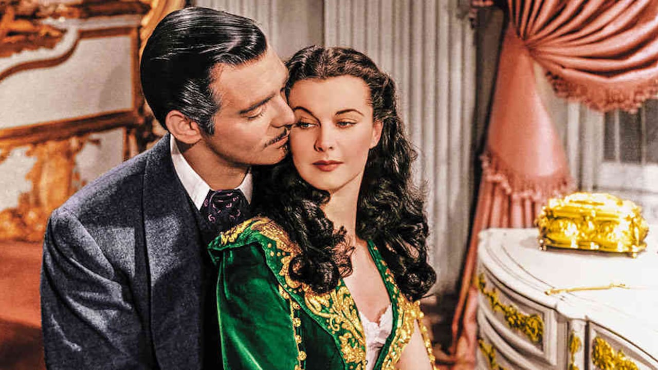 Una de las escenas más polémicas del filme ocurre cuando Rhett Butler (Clark Gable) viola a su esposa, Scarlett O’Hara (Vivien Leigh), quien al día siguiente amanece con una sonrisa de satisfacción sexual.